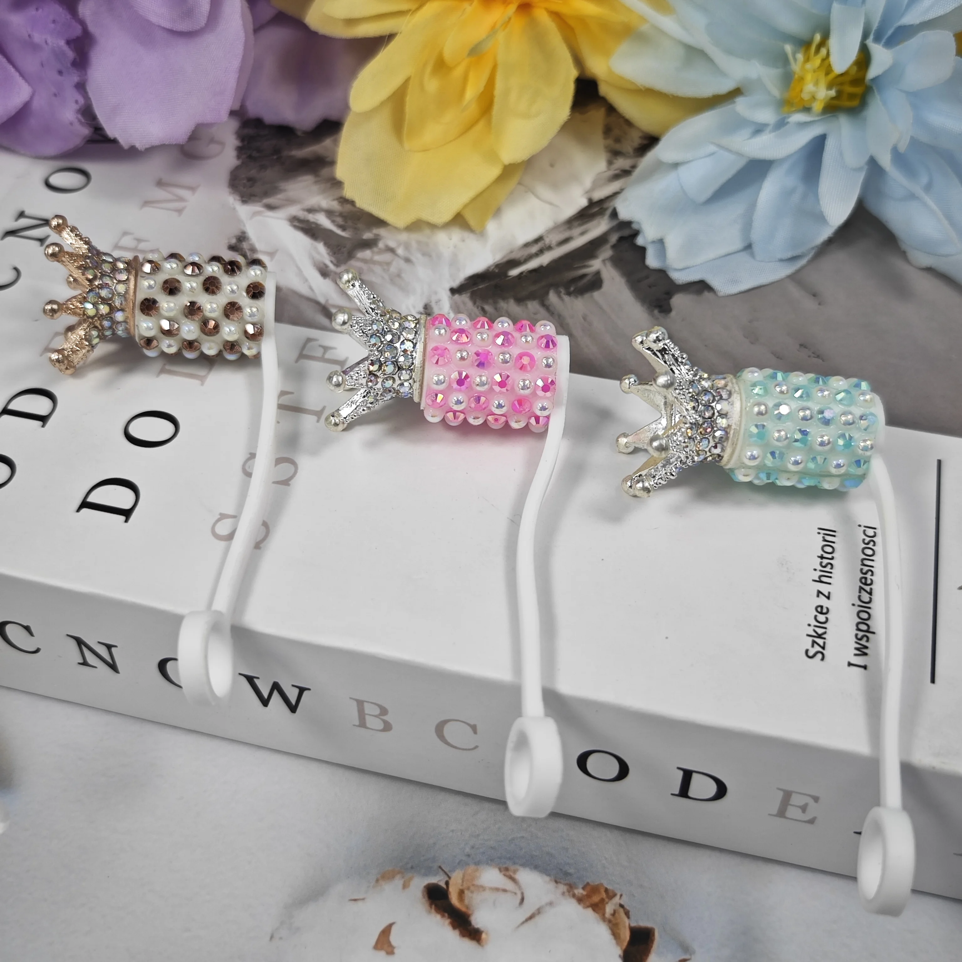 Diamond-Encrusted Pearl Crown Top Straw Protective Case Luxury Accessory for Women