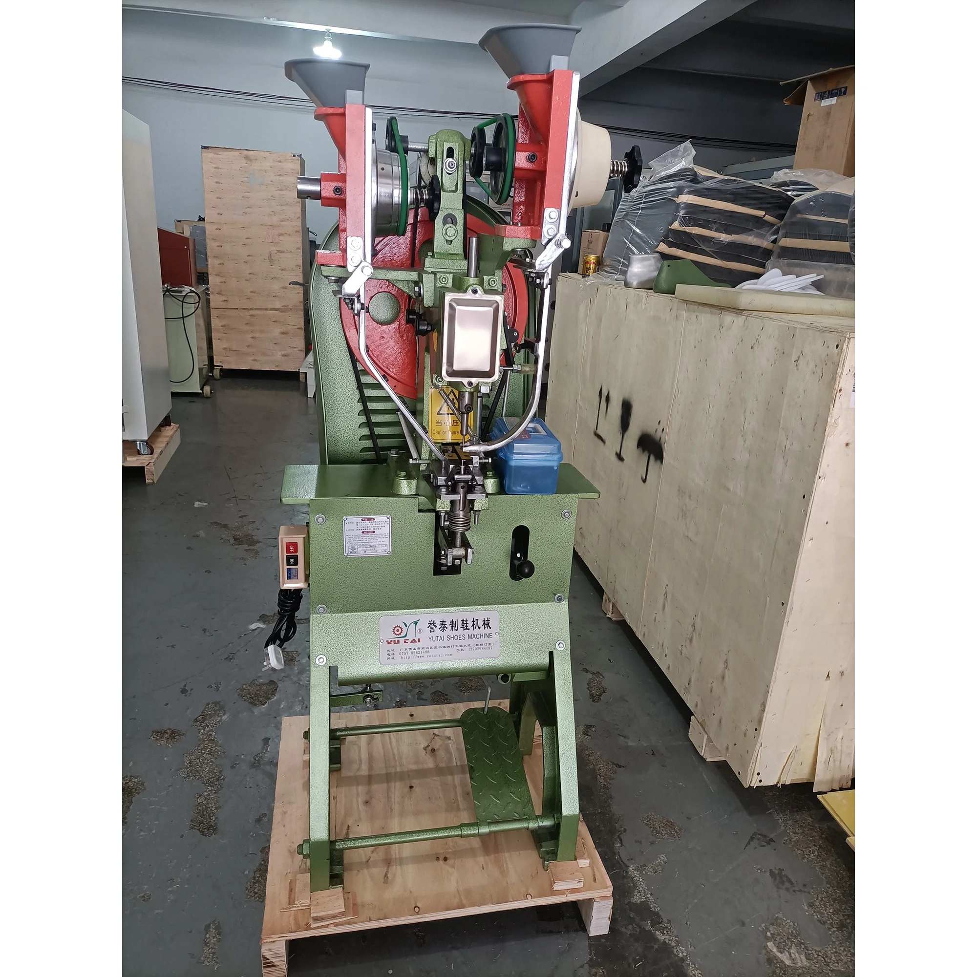Single-Station Automatic Eyelet Core Motor Machine for Attaching Rubber Shoe Buttons Leather Shoes Bags