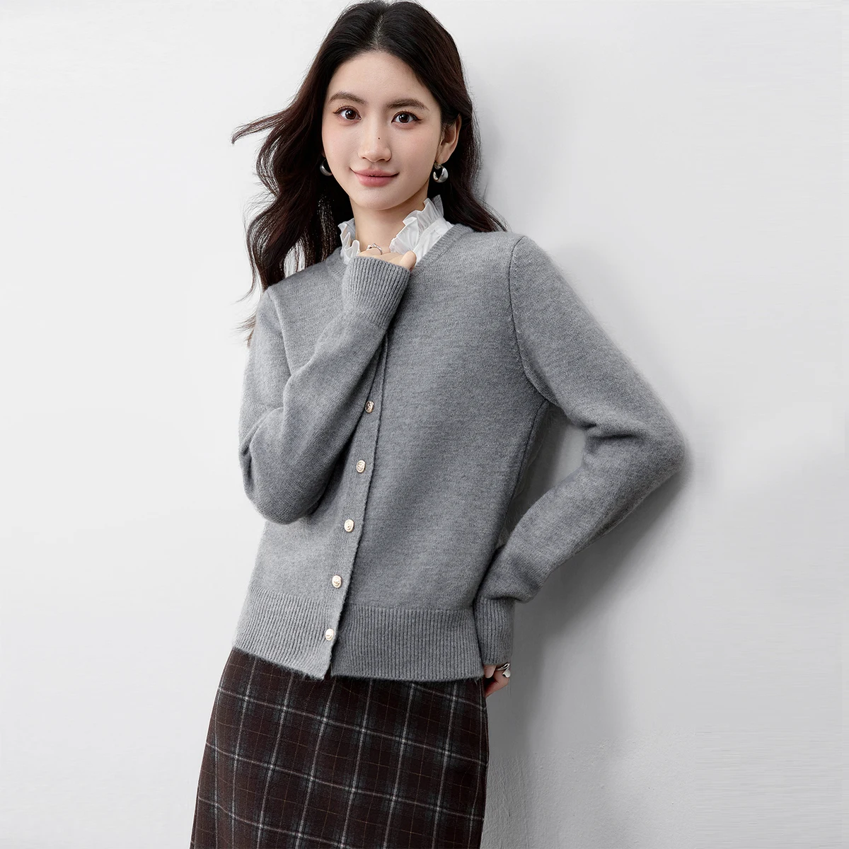 

SENTUBILA женский осенний кардиган 2025 вязаный топ с металлической пряжкой и длинными рукавами, свитера с круглым вырезом и контрастной отделкой W53EB2691