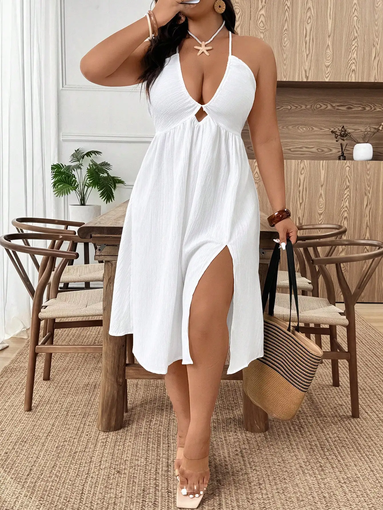 

Летнее платье для женщин больших размеров с боковым разрезом и тонкими бретелями