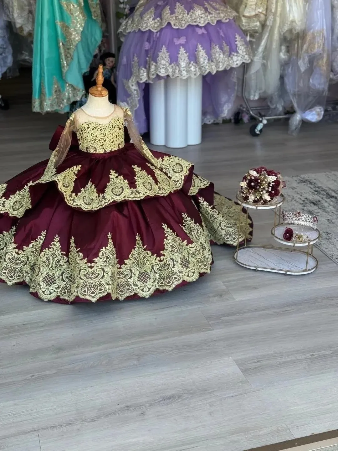 ชุดเดรสเด็กผู้หญิงสำหรับงานแต่งงาน พร้อมโบว์ ลูกไม้ประดับ ชุดเดรสยาวถึงพื้นสำหรับถ่ายภาพ ชุดเดรสสำหรับพิธีศีลมหาสนิท สามารถสั่งตัดได้