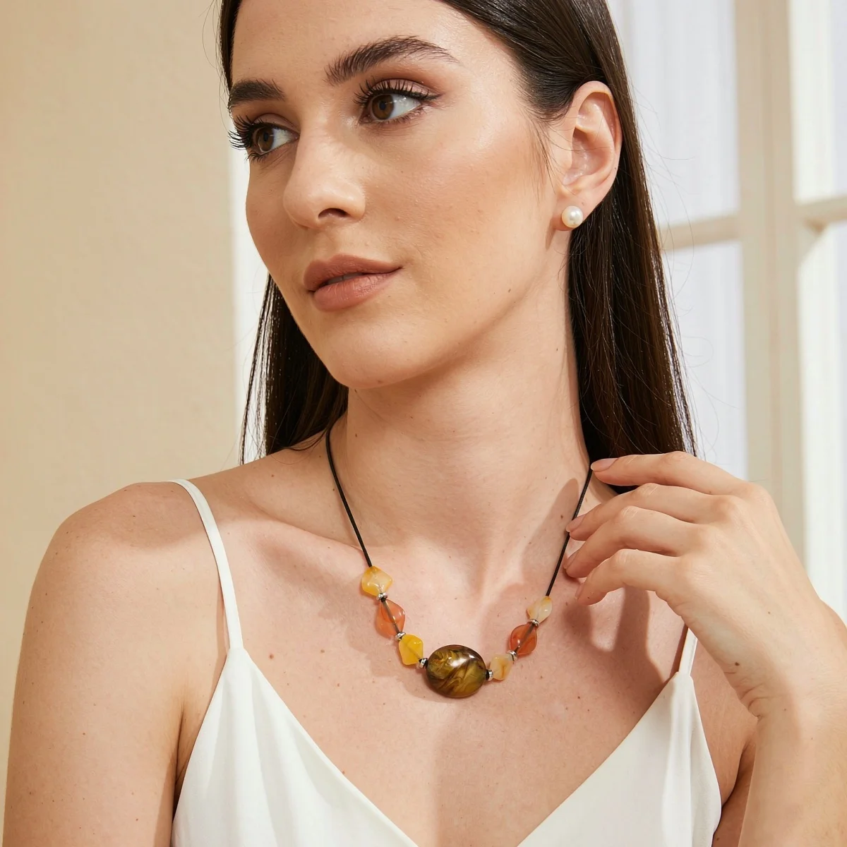 Ästhetische Boho-Halskette mit unregelmäßigen Acrylperlen und schwarzem Seil für Damen und Herren, Retro-Handarbeit, geometrischer Choker, Partyschmuck – Detail 7