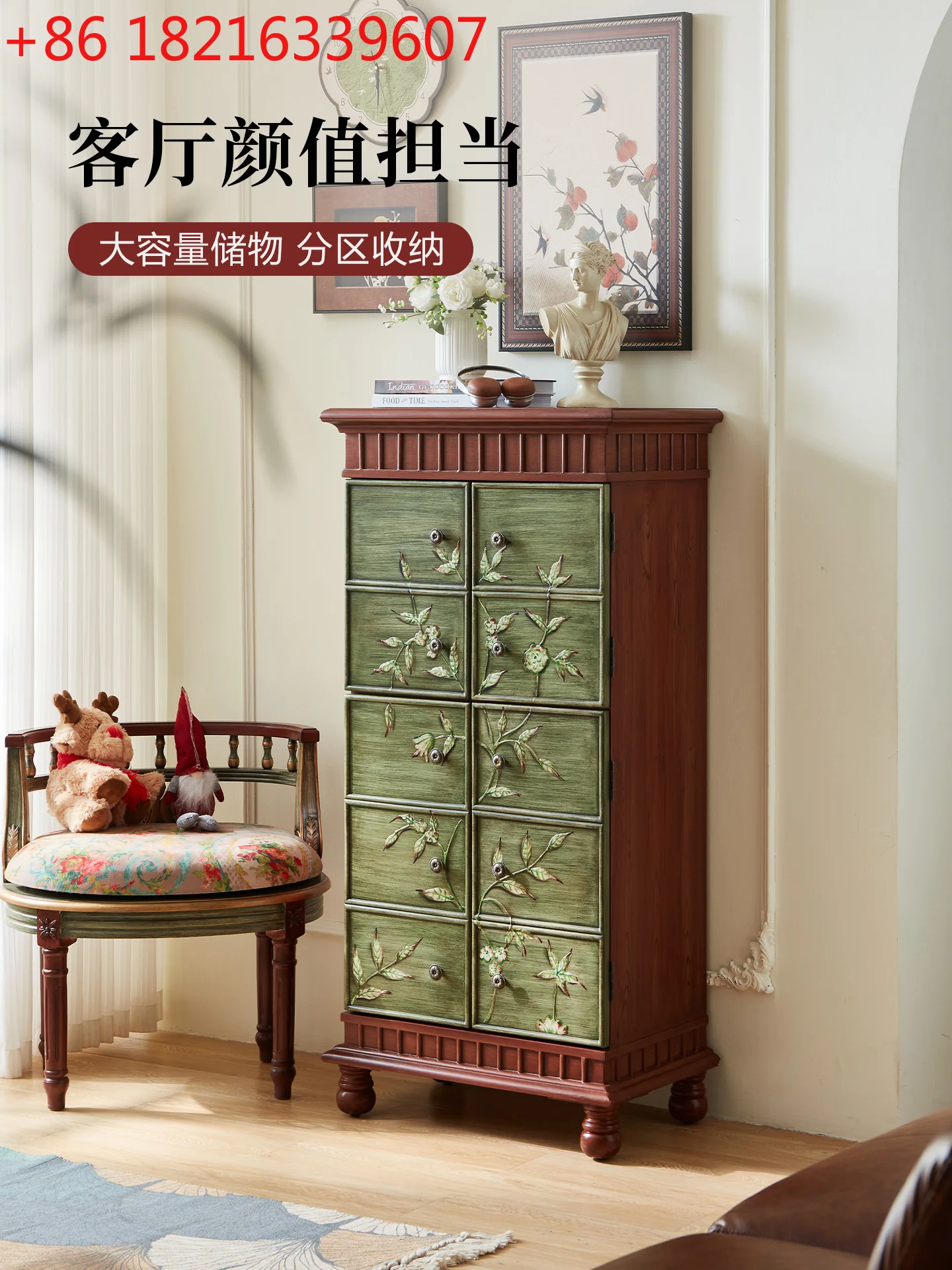 

Американский ретро сундук для гостиной у стены рядом со шкафом под телевизор, окрашенный вход из цельного дерева