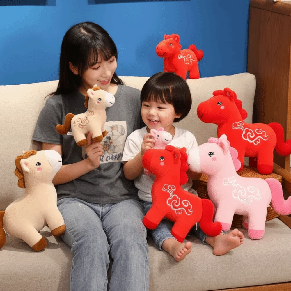 Figurine de cheval du zodiaque, année du cheval, peluche douce, réaliste, Animal en peluche, lettre imprimée, cheval décoratif, décoration de maison, 2026