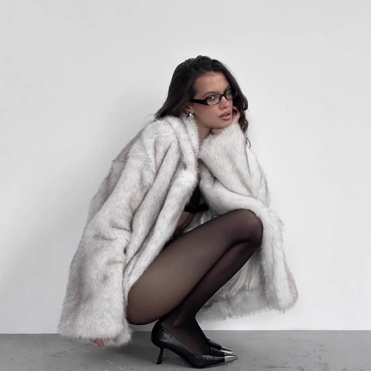 معطف دافئ سميك بياقة من الفرو الصناعي على الطراز الحضري الأنيق للنساء، ملابس خارجية عصرية للفتيات الحارة، سترة قطيفة ناعمة