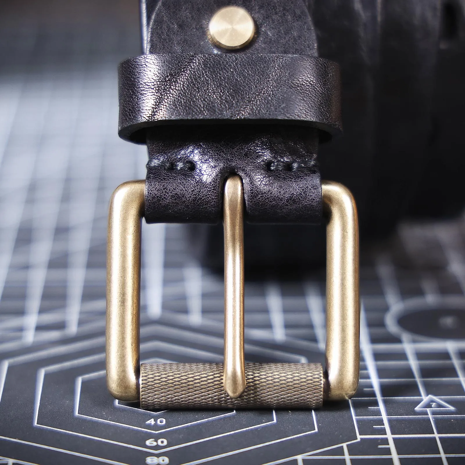 S.WORKER Klassischer Dicker Echtledergürtel für Herren aus Vollnarbigem Rindsleder Vintage Casual Gürtel für Jeans & Formelle Kleidung mit Messingschnalle – Detail 20