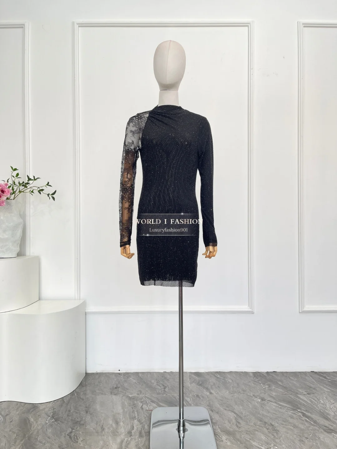 

2025 Высококачественное новое черное мини-платье с длинными рукавами и ромбовидными украшениями из прессованного кружева в стиле пэчворк с открытой спиной