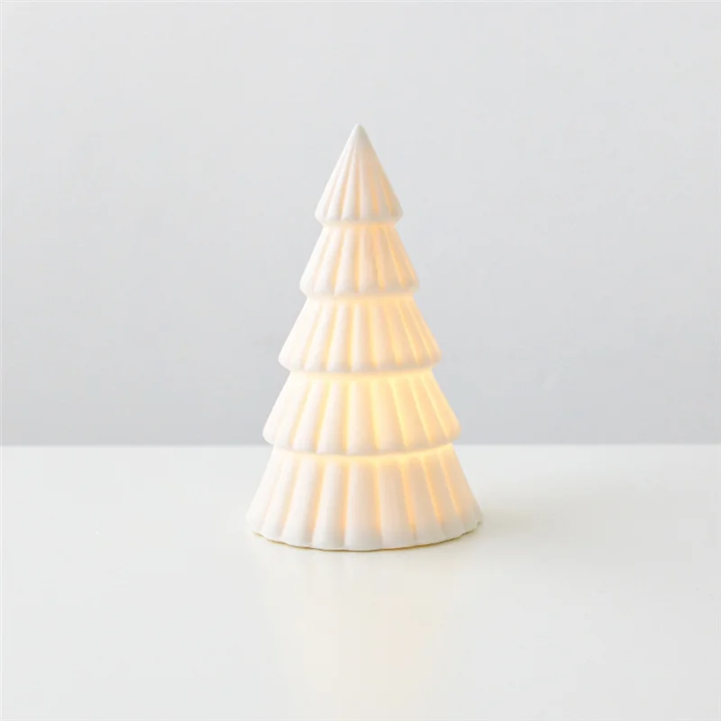 شجرة عيد الميلاد الفاخرة مع ضوء، ديكور مضاء من البورسلين العتيق للعطلات