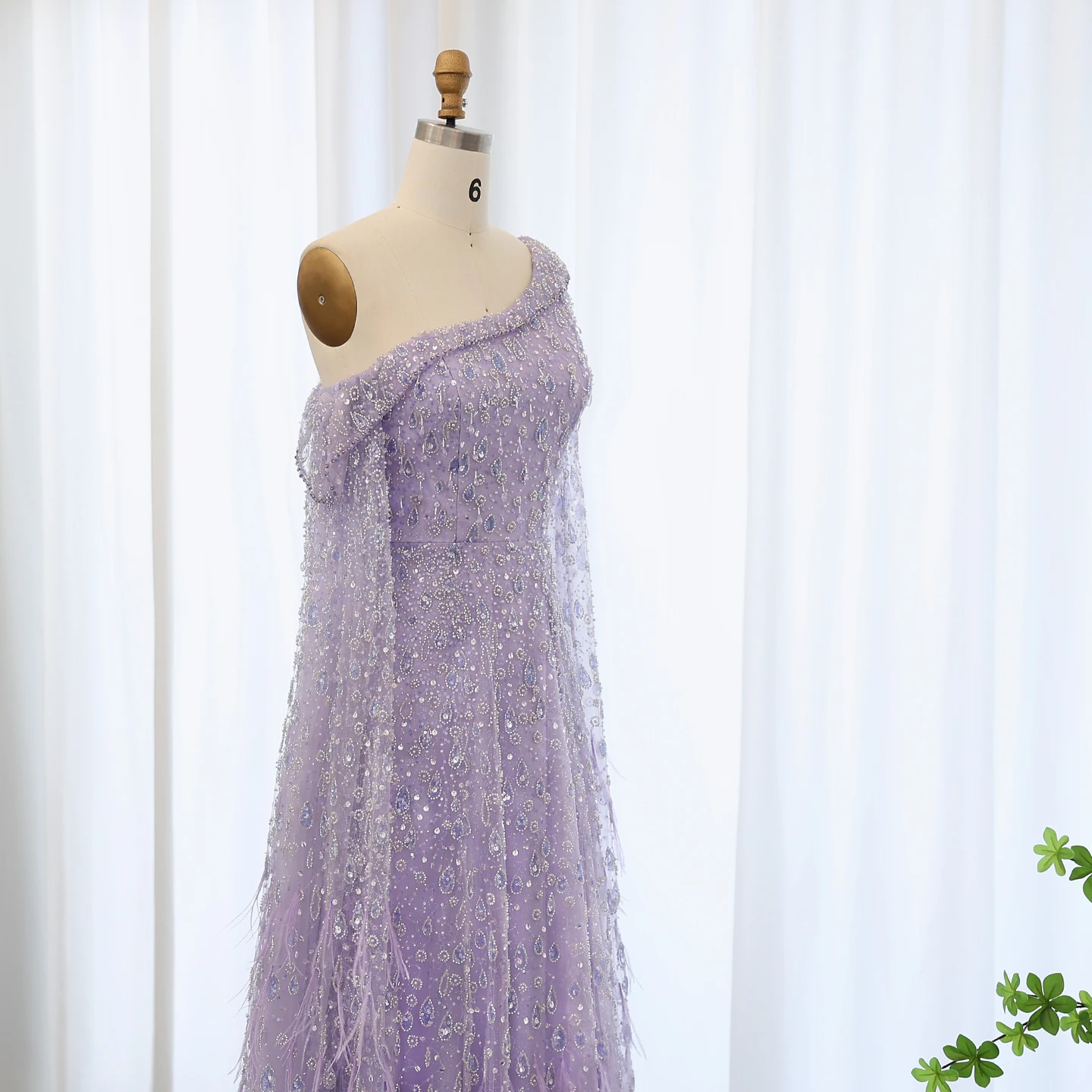 Sharon Said Luxuriöses Federkleid mit einer Schulter und Cape-Ärmeln in Roségold und Flieder für Hochzeitsfeiern, Modell SS438, Maßanfertigung – Detail 23