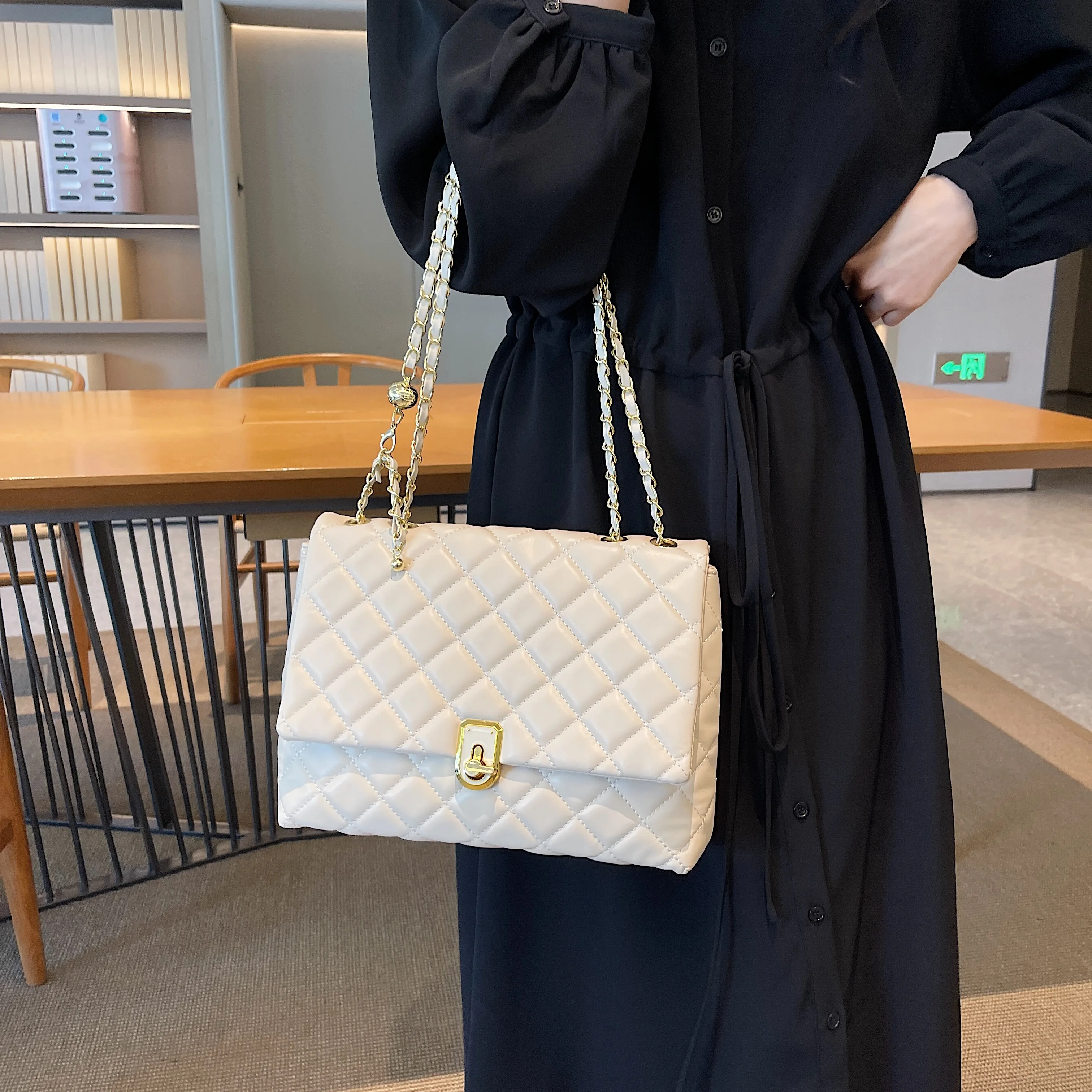

Large-Capacity Quilted Chain Bag for Women 2023 New Fashion Commuter Shoulder Bag High-Quality Popular Crossbody Bag