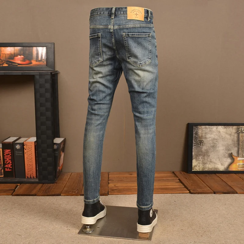 Jeans da uomo di alta moda di strada retrò lavati blu elasticizzati Slim Fit Jeans strappati Vintage da uomo pantaloni di Jeans Hip Hop firmati con patch