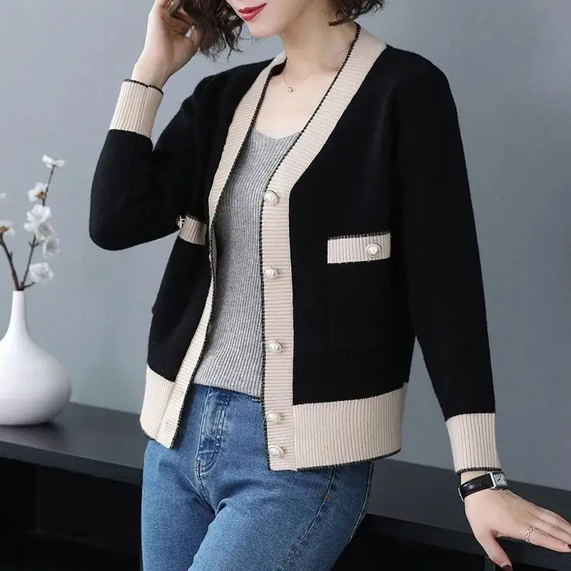 Autumn and Winter Fashion Retro Women\'s Loose Sweater All-match Spliced Contrast Color Button Pocket Knitted Cardigan Coats Tops