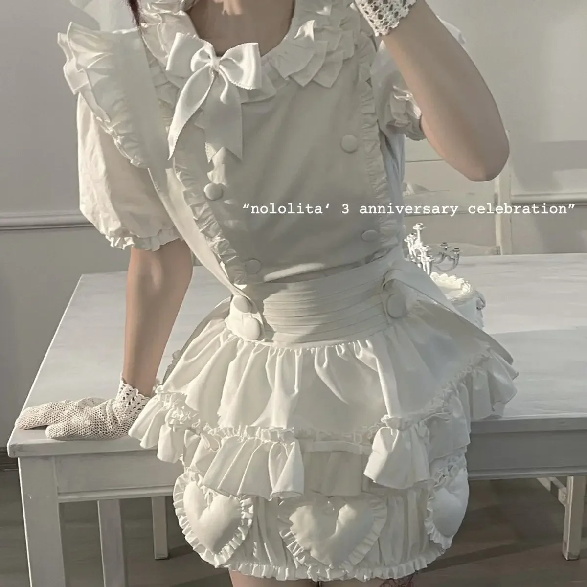 2025 Японский дизайн Лолита Топ и юбка на подтяжках Комплект для женщин и девочек Ретро рубашка с короткими рукавами с рюшами Юбка с бутоном цветка Комплект из 2 предметов