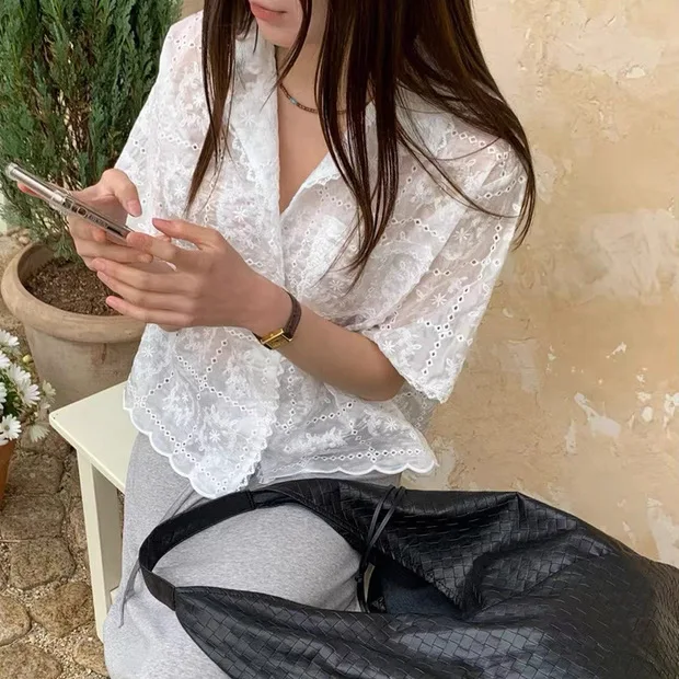

Loose Short Sleeve Women's Shirt Dongda Gate Summer 2026 New Design Sensation Commute Style Cotton Blend Breathable V-Neck