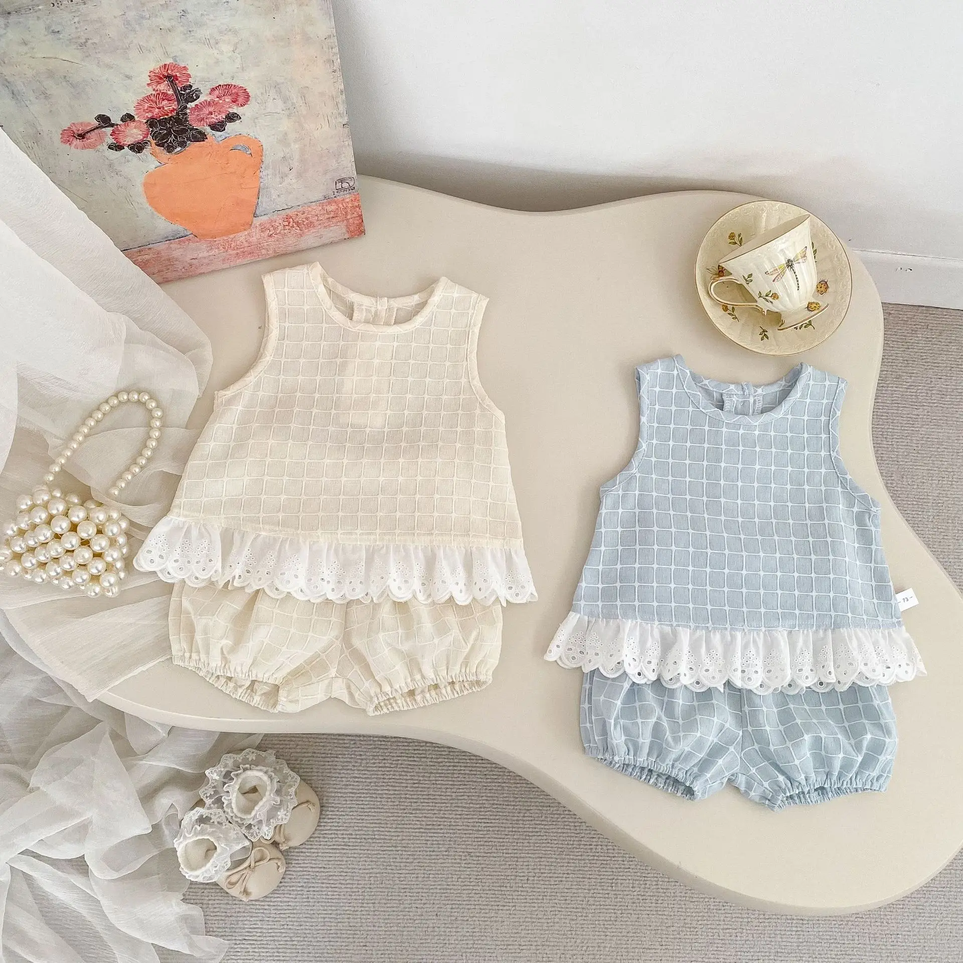 Bild 5: 2026 Neues Mädchen-Sommer-Set, Elegantes Mädchen-Set mit Kariertem Spitzen-Top ohne Ärmel und Blumenmuster-Shorts, Zweiteiliges Set
