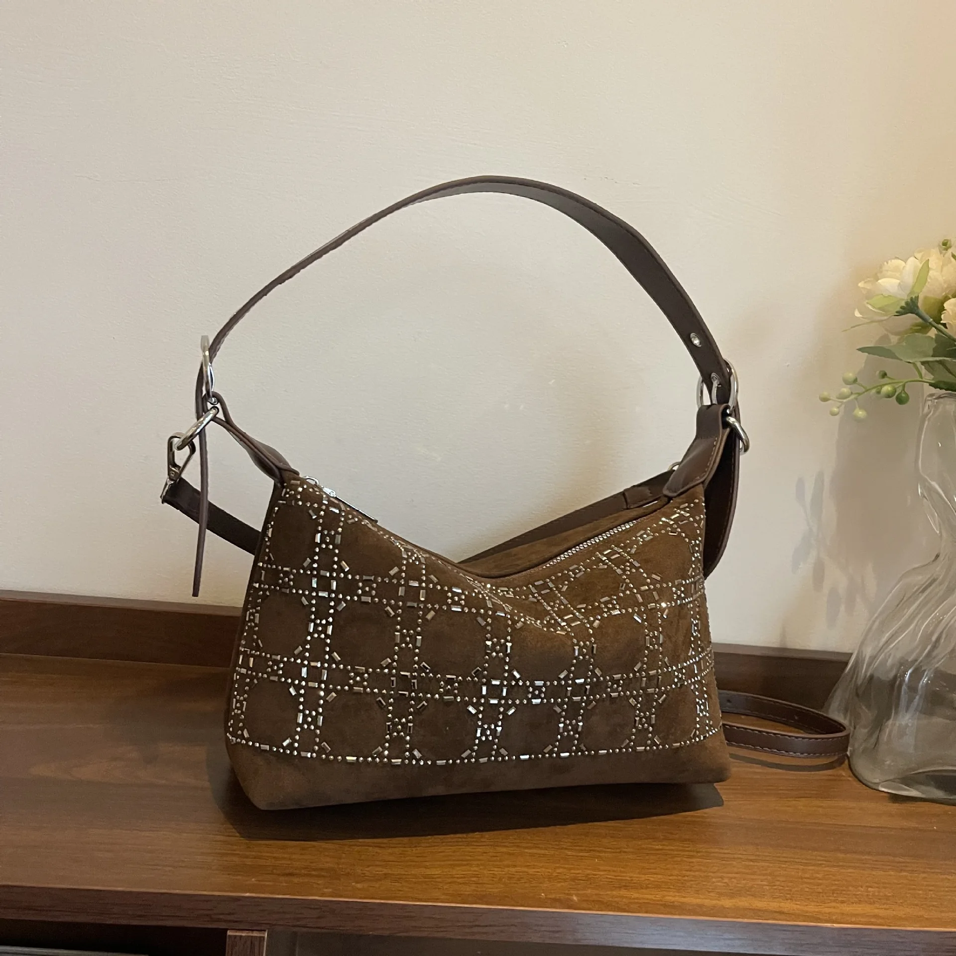 

2025 Dumpling Shoulder Bag, Spacious Chain Tote for Women, Versatile Crossbody Purse, Casual Day to Night Bag, Textured Sling