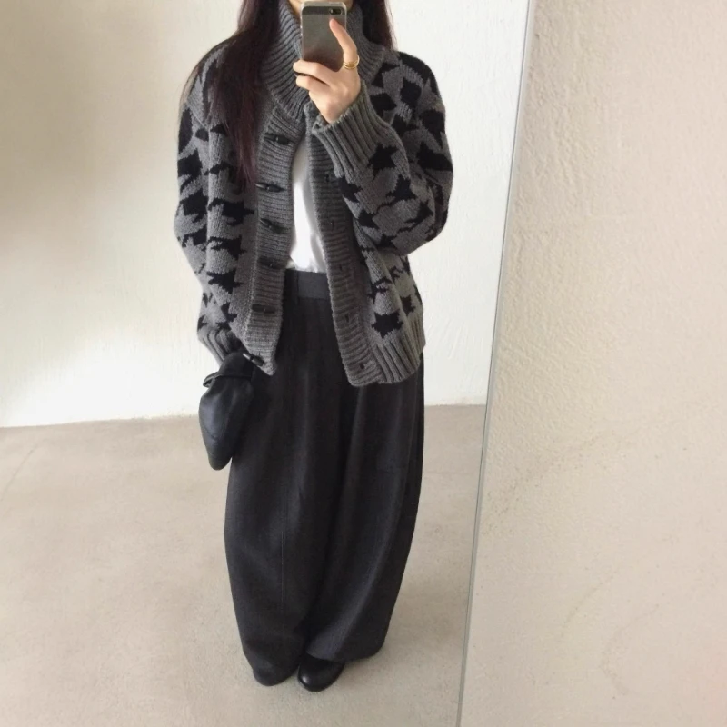 เสื้อคาร์ดิแกนถักหนาสไตล์อเมริกันย้อนยุคสำหรับผู้หญิง ฤดูใบไม้ร่วงและฤดูหนาว ปี 2025 ลายแจ็คการ์ดตัดสี คอเต่า