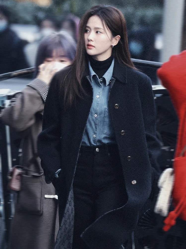 

Женская джинсовая рубашка-топ для многослойных образов, любимая у знаменитостей, осень 2025, легкая, с эффектом роскоши, для повседневной носки, свободный крой