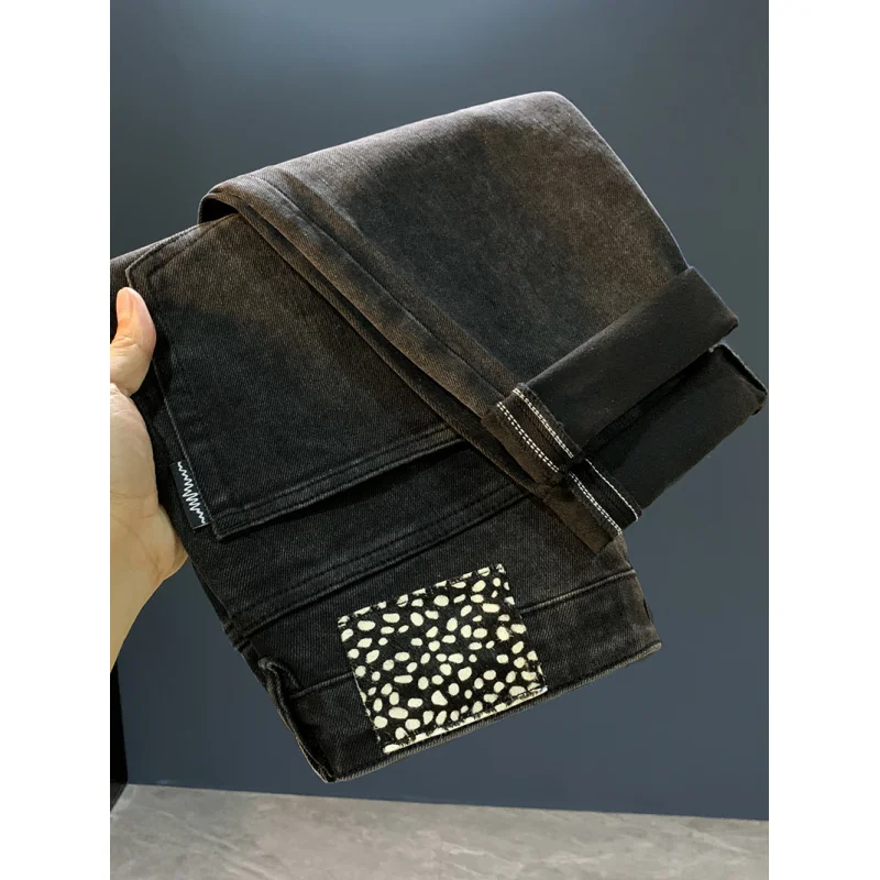 2025年秋新作 メンズ向けファッショナブルなライトラグジュアリーブラックジーンズ ハイエンドメンズ服 ストレッチスリムフィット スモールレッグパンツ