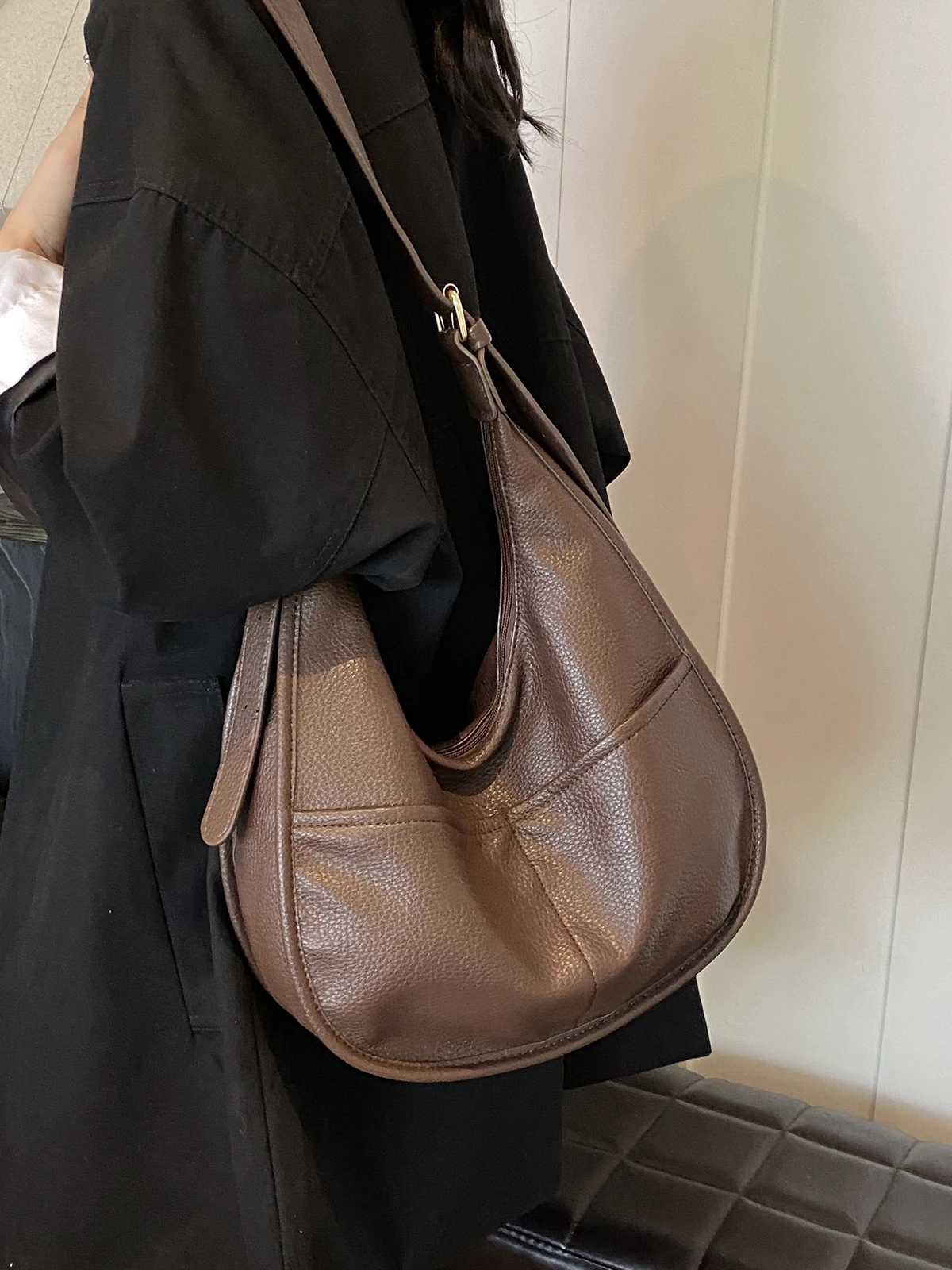 Herbst/Winter Retro-Tasche mit großem Fassungsvermögen, weiblich, 2024, neue beliebte Umhängetasche, Unterarmtasche, College-Studenten-Einkaufstasche