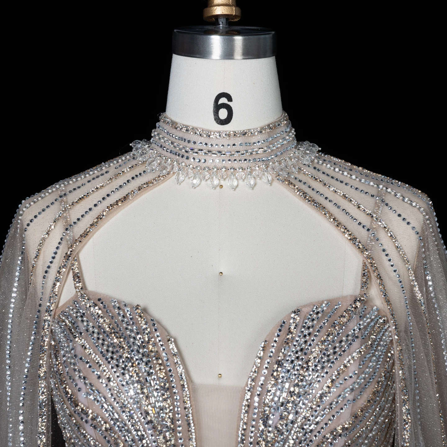 Sharon Said Luxuriöses lila Tüll-Abendkleid, stark perlenbestickt, hoher Kragen, Meerjungfrauen-Schnitt, langer fließender Umhang, formelle Partykleider SS114, maßgeschneidert – Detail 15