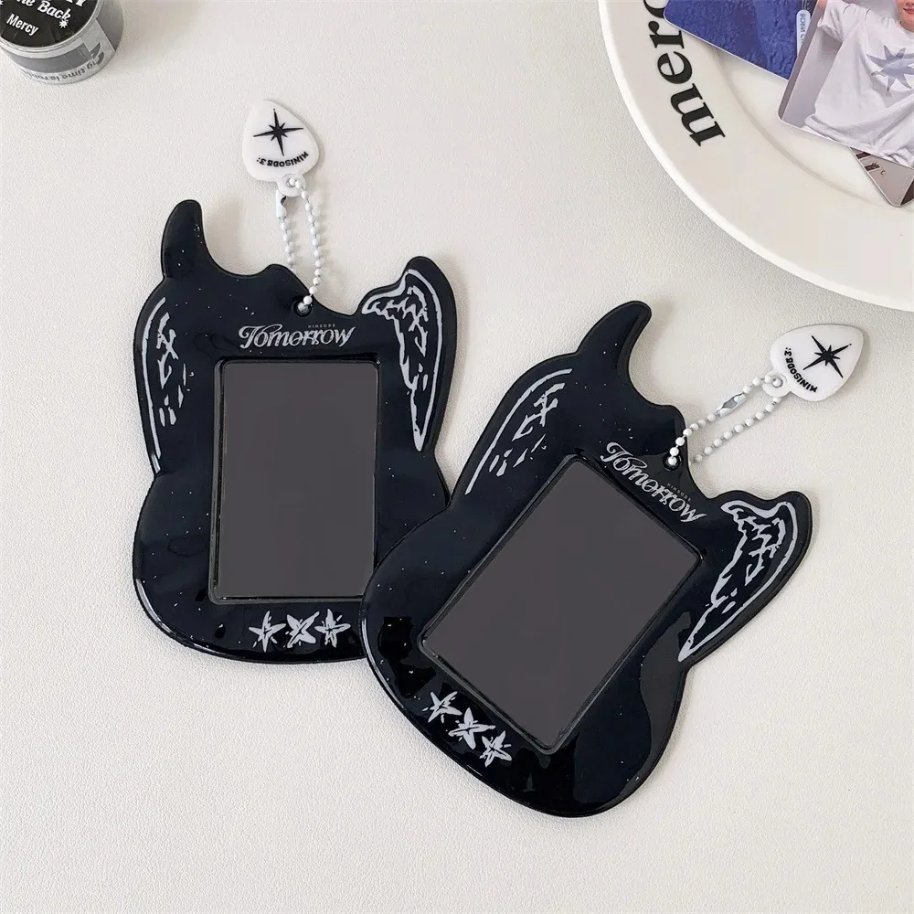 أسود بارد الغيتار البلاستيكية حامل بطاقة ل Kpop المعبود 3 بوصة Photocard حقيبة سلسلة مفاتيح سحر جوفاء عرض معرف حافلة بطاقة حالة الكورية نمط
