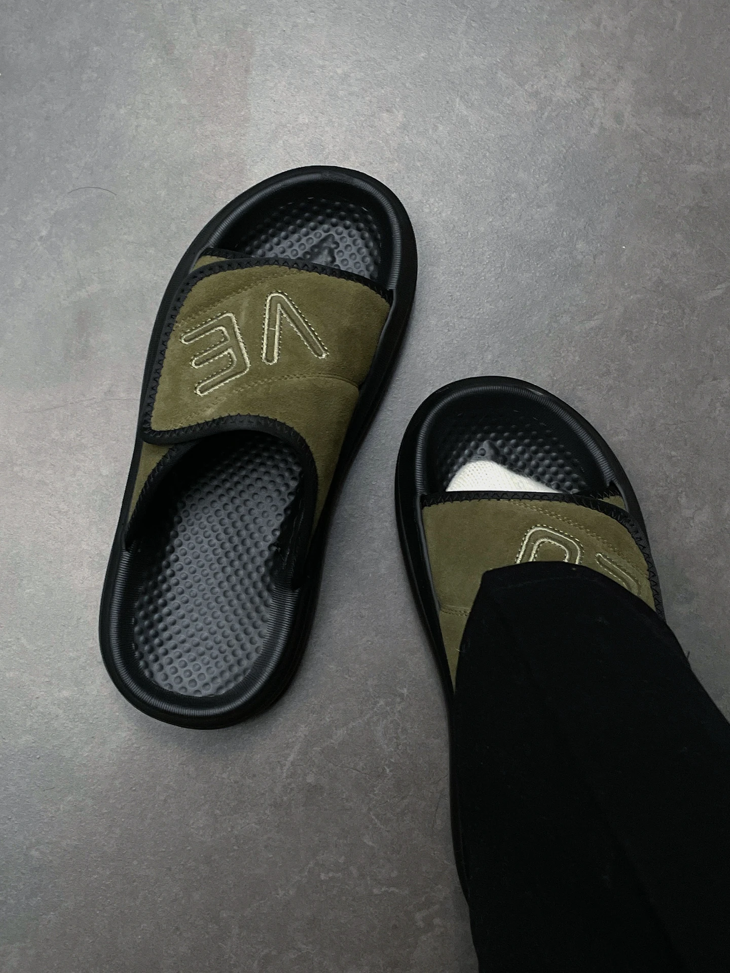 retro-men's-slippers-summer-new-outerwear-high-end-feeling-walking-on-sand-soft-bottom-beach-magic-tape-cool-slippers