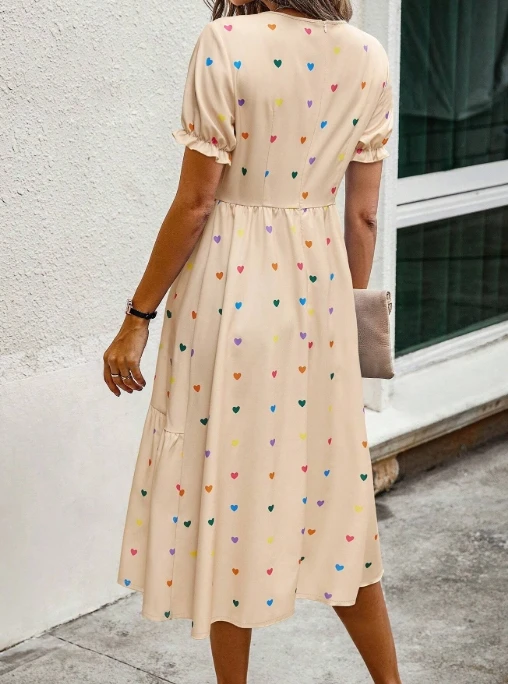 Vestido de manga corta estampado en forma de corazón con falda larga y cuello redondo