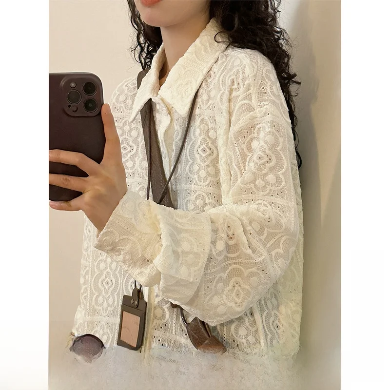 

Retro American Lace Hollow out Long Sve Loose Women's irt Spring Faionable Versatile Top Collar Button Closure