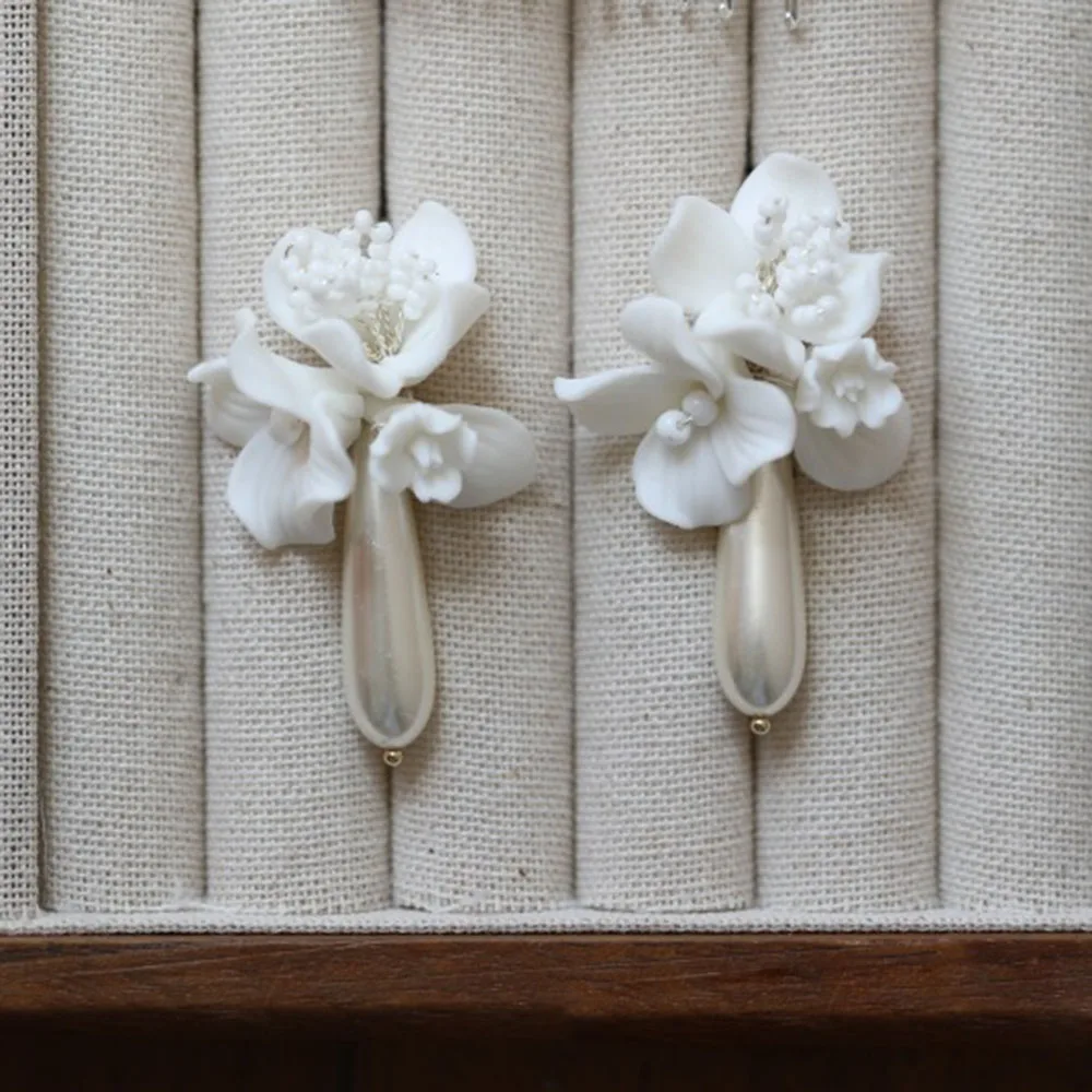 SLBRIDAL Handgefertigter Haarkamm aus Legierung mit Blatt-, Tonblumen- und Perlenverzierung, Haarnadel, Ohrringe, Hochzeit, Brautjungfern, Damen, Mädchen, Haarschmuck – Detail 6