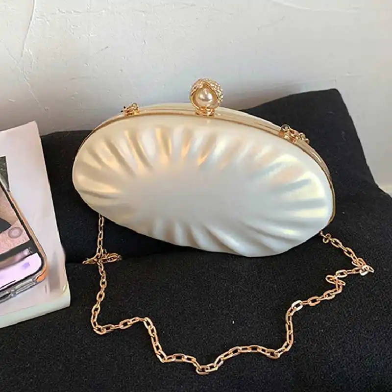 sac-de-soiree-de-luxe-avec-chaine-en-coquillage-pochette-en-perles-et-diamants-etincelants-mode-femme-elegante-fete-banquet-diner-mariage