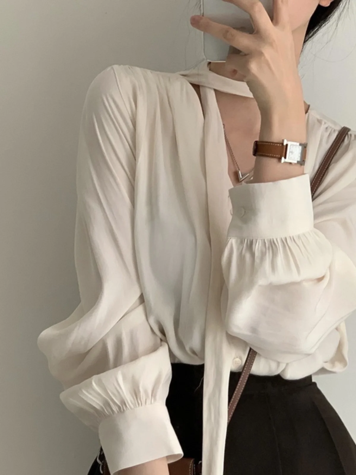 Chic V-neck Long Sleeve Shirt Women\'s Single Button Bow Tie Bubble Sleeve Design Black Top Korean Style Commute Pure Color