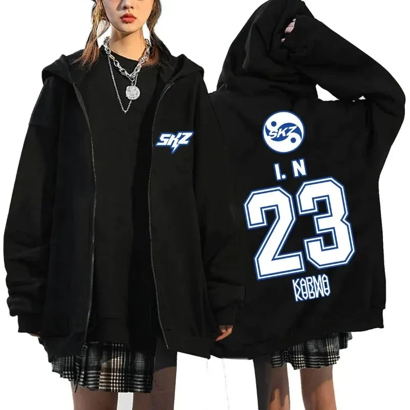 เทรนด์แฟชั่นใหม่ เสื้อฮู้ดซิปพิมพ์ลาย KPOP KARMA แฟชั่นลำลอง เสื้อฮู้ดแขนยาวผ้าฟลีซทรงหลวม