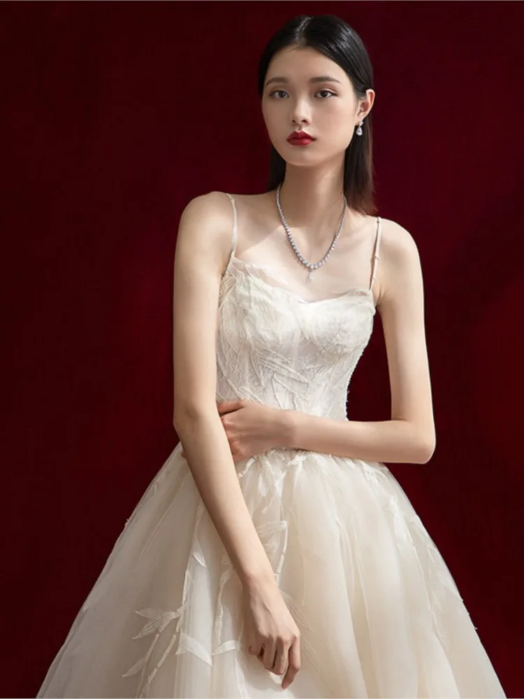 A light new style of spaghetti-strap tulle simple dress