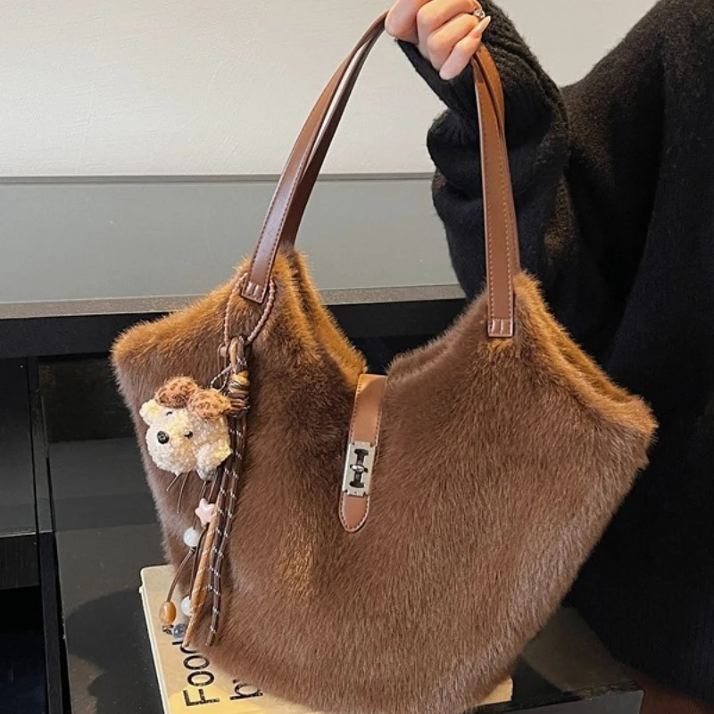 

Artificial Fur Tote Bag Women's Shoulder Bag Buckle Design With Cute Pendant Large Capacity Winter Tote Bag Plush Shopping Bag