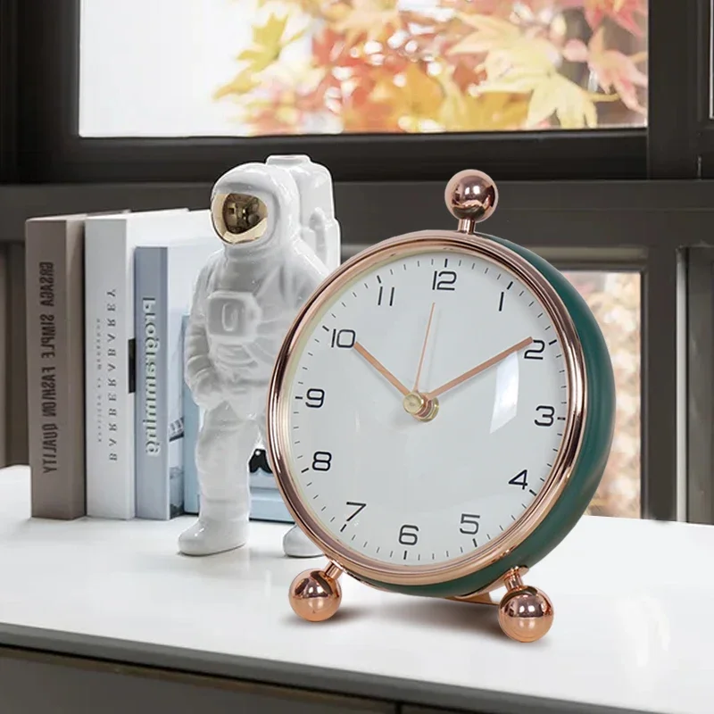 

European simple pointer table clock Desktop creative metal desk clock living room decoration silent quartz clock