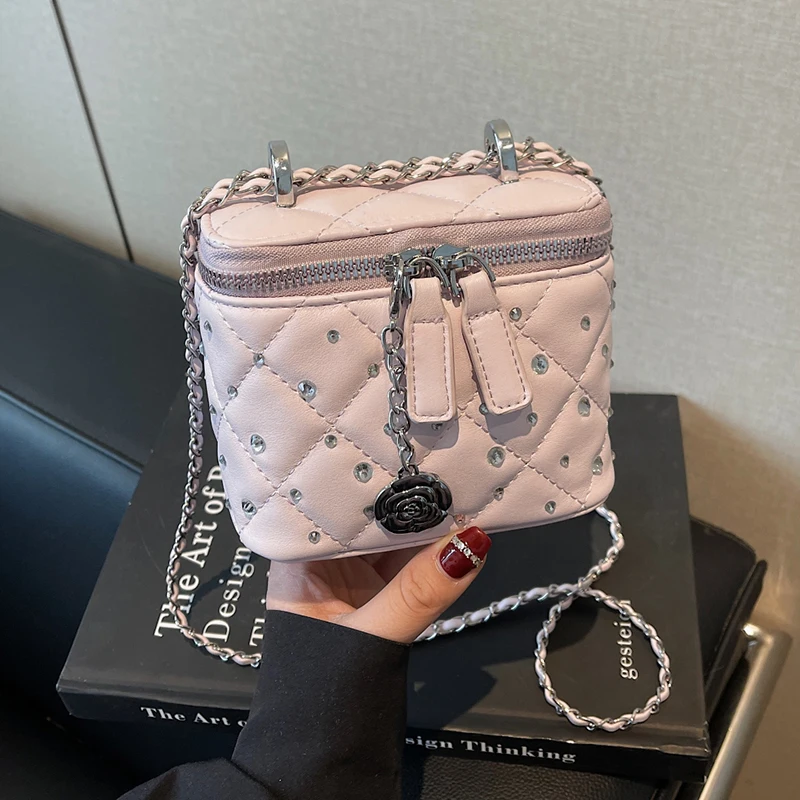 

Модная, элегантная и минималистичная женская сумка через плечо и женская сумка через плечо подходит для вечеринок, покупок и мероприятий.