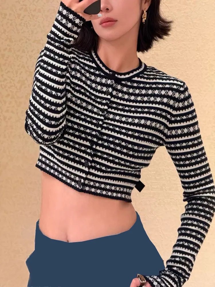 

Лето 2025: Новинка! Женский ультралегкий вязаный кардиган с открытым передом, кружевным краем, цветными полосками и вышивкой. Модный...