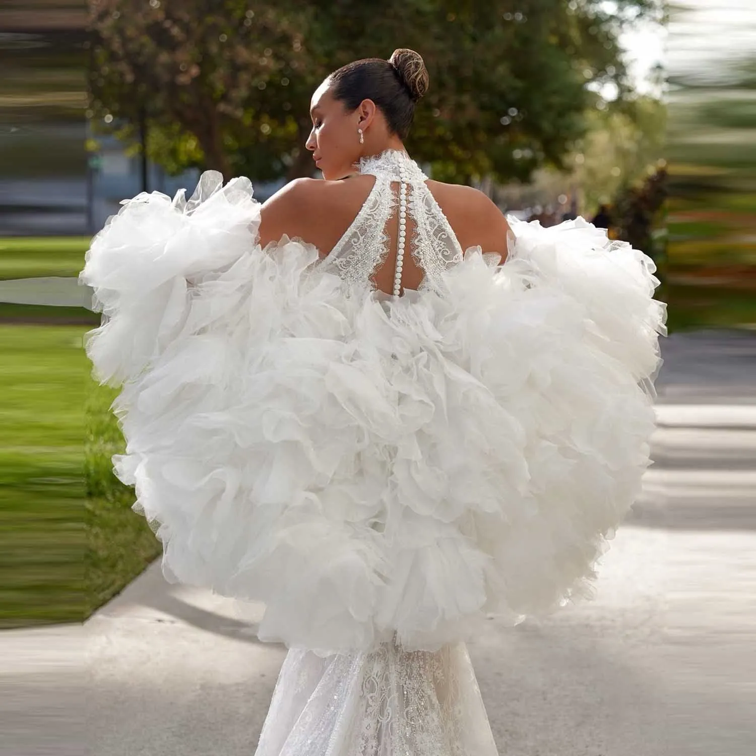 豪華な白いウェディングケープ、ボリュームのあるフリルチュールブライダルケープ、ふわふわの花柄、女性用パーティーケープ、ドレス用カスタムショール