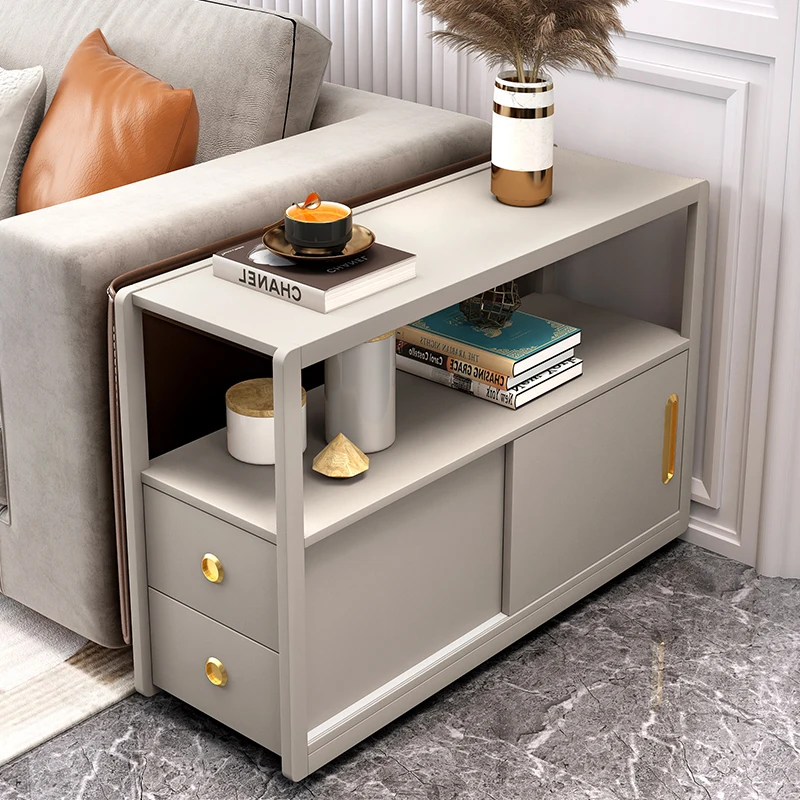 شقق صغيرة بجوار الأريكة مع ألواح الصخور والزوايا وعدد قليل من خزائن التخزين المتحركة، وهي بسيطة ومخزنة