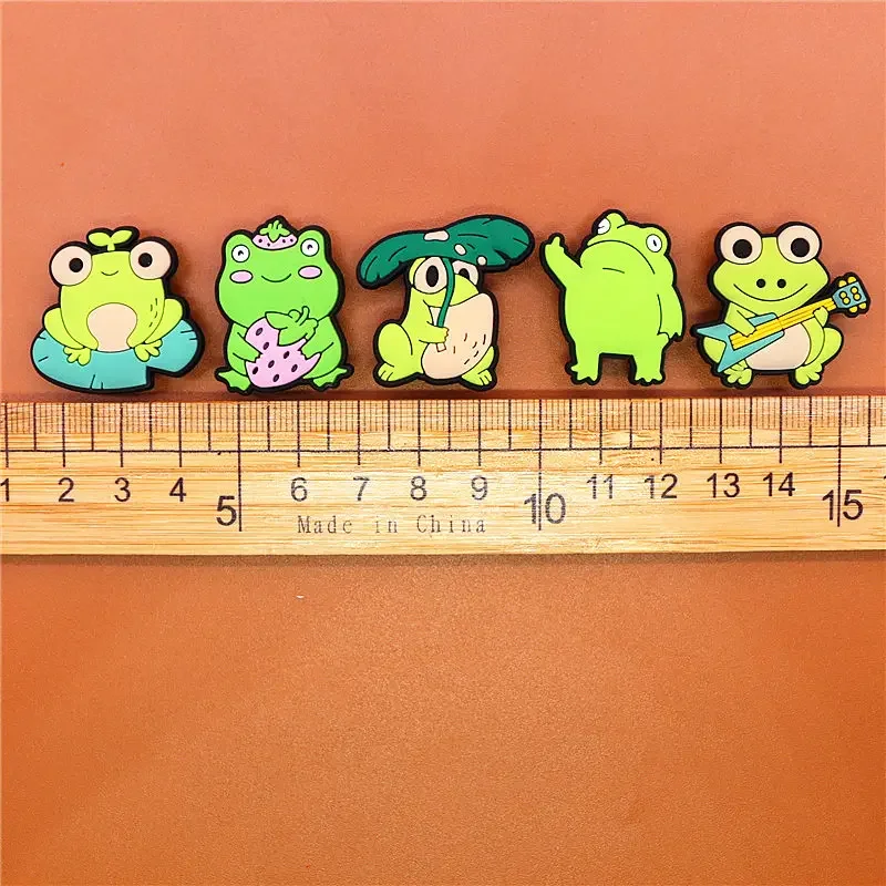 1pcs Funny Shoe Designer Charms Accessories PVC Arrogant Cute Frogs Clogs Buckle Decorations fit Party Kids Gifts