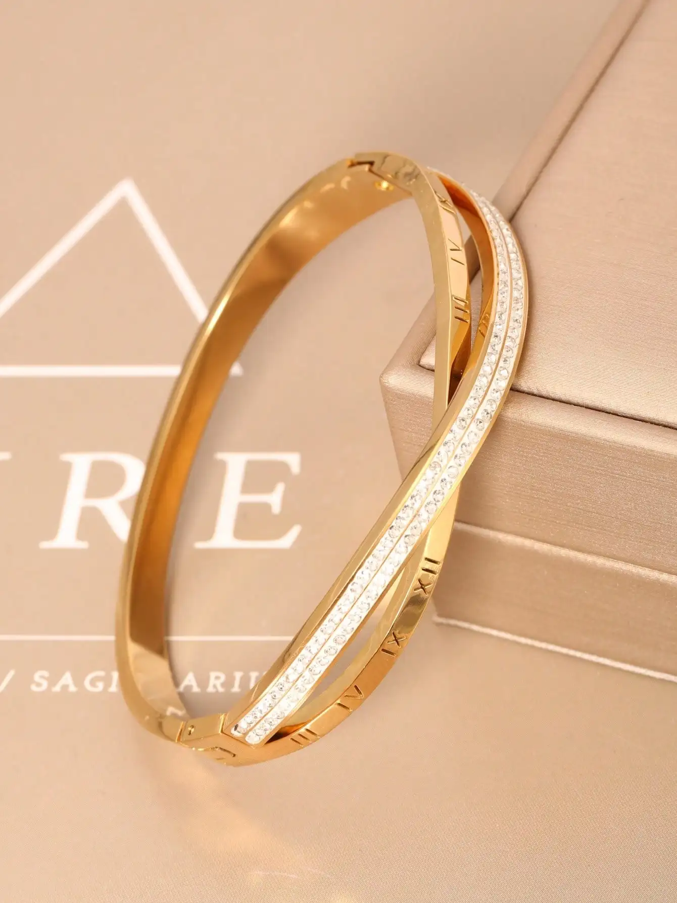 1 piece of European and American Roman numeral cross double-layer hollow inlaid artificial zirconia clasp open bracelet in stainless steel with 18K gold plating. It is elegant, luxurious, versatile, simple and fashionable, suitable for women to wear on a daily basis, on vacation, or during leisure travel. It is a gift for a girlfriend, a gift for a wife, or a social gift for friends
