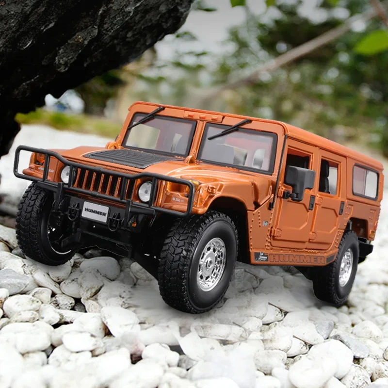 Hummer H2 Model SUV Off-road Vehicle Model Maisto 1:18 Can Open Doors in Many Places Alloy Car Model Metal Car Collection Gifts.