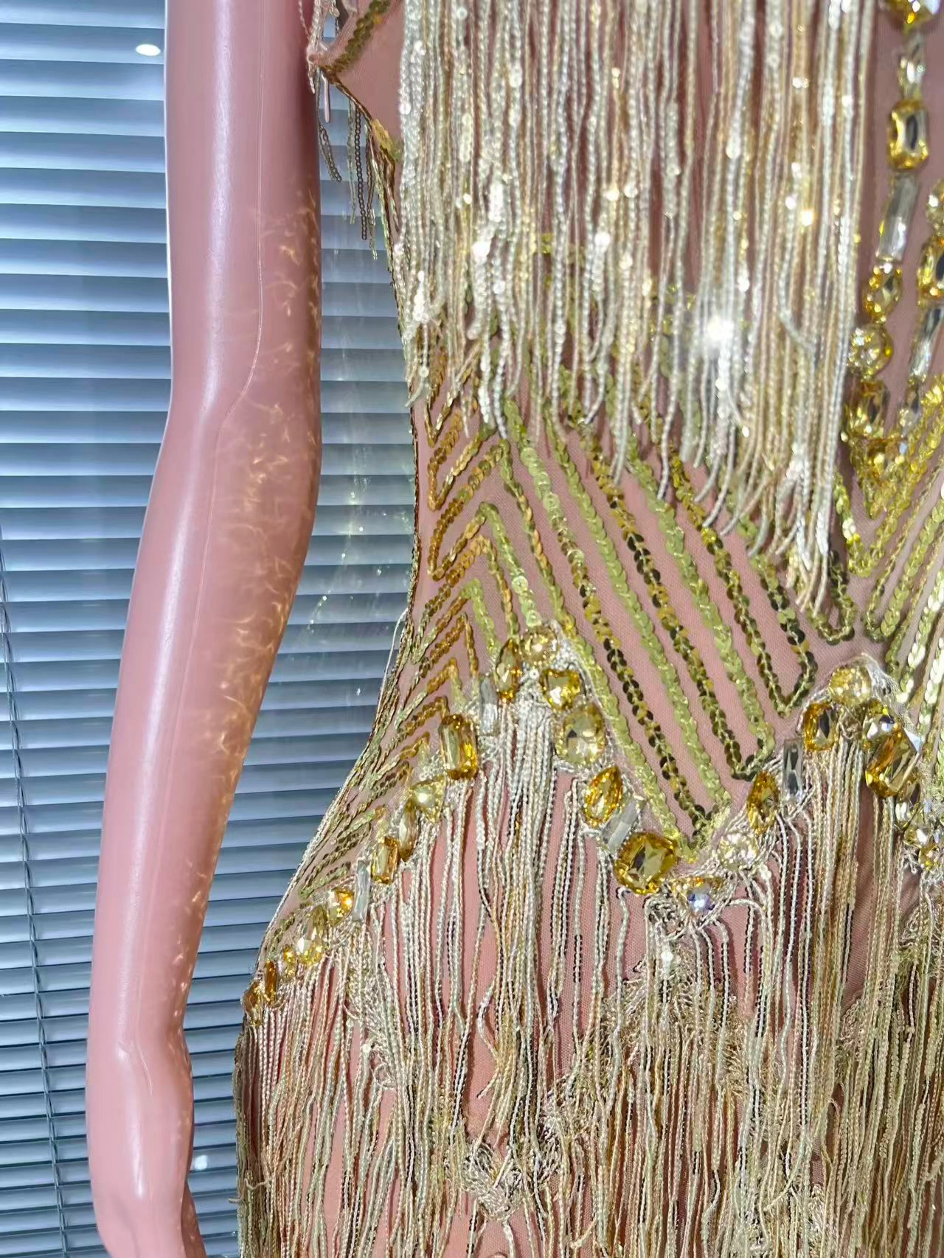 Mini robe moulante en maille à franges et paillettes dorées pour femmes, tenue de spectacle sur scène en boîte de nuit, bal de promo