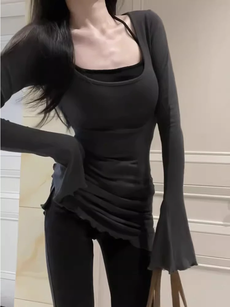 Koreańska koszulka z kwadratowym dekoltem, podkreślająca figurę, idealna jako baza pod ubranie lub do noszenia samodzielnie.