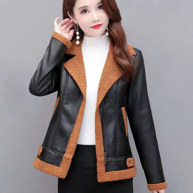 2025ผู้หญิงฤดูหนาวใหม่สีดําเสื้อหนังสั้นPUเลียนแบบLamb Fur Jacketกํามะหยี่และหนาSlim Leathers CoatหญิงB851