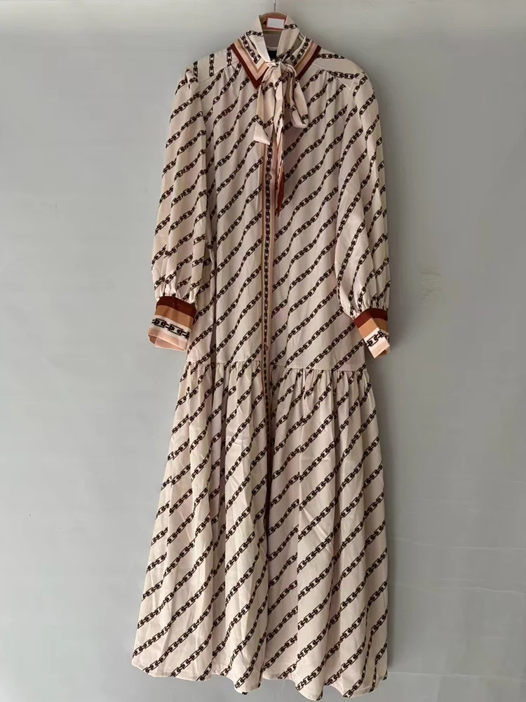 Designer-Hemdkleid mit Revers, einreihig, Krawatte und geraffter Taille, 2025, Herbst-Damenkleid, modisch, plissiert, lockerer, bauschiger Rock