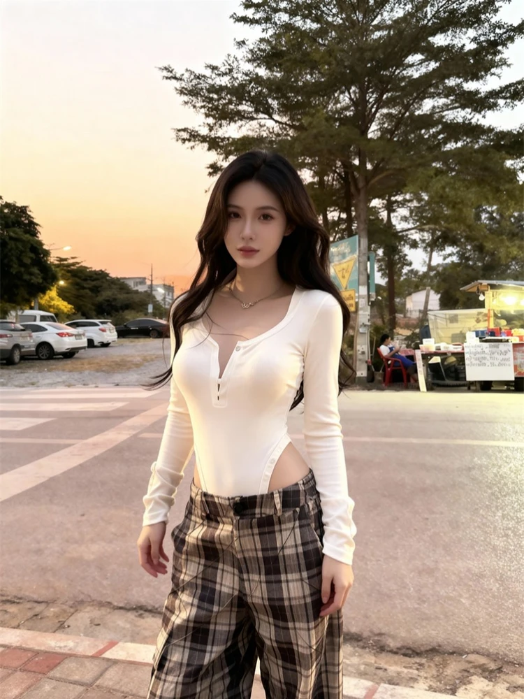 섹시하고 달콤하고 매콤한 미국 스타일 롱 슬림핏 브이넥 티셔츠 여성용 겨울 신상 순수한 매력 허리 조이는 슬림핏 옷