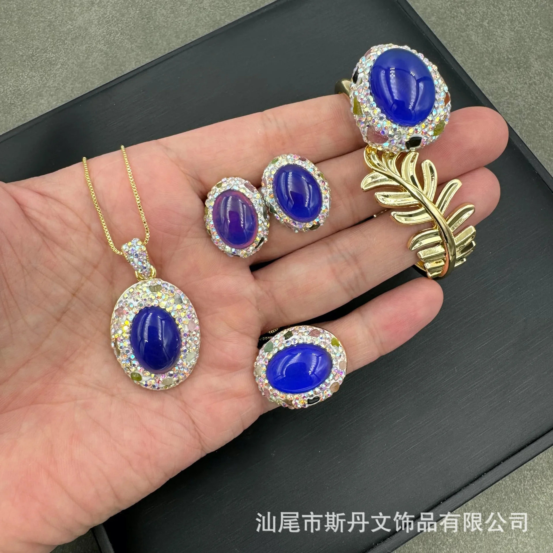 

Temperature stone color-changing stone three sets, personalized fashion stone jewelry, crystals, necklaces, earrings, rings.