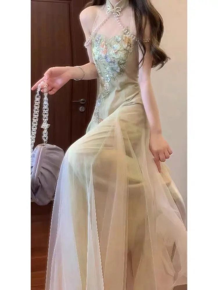 Deze mooie en unieke jurk met bloemenhalslijn straalt een zachte elegante charme uit. Het is voorzien van netgaas-patchwork met tailleband